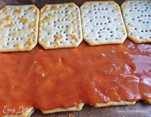 Накрываем вторым слоем крекеров.