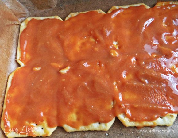 Снова промазываем карамельно-ирисочной начинкой, накрываем слоем печенья. Всего ушло 27 крекеров, 1,5 пачки.