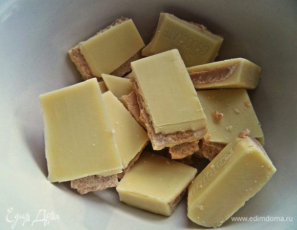 Для следующей начинки белый шоколад поломать, поставить на водяную баню.