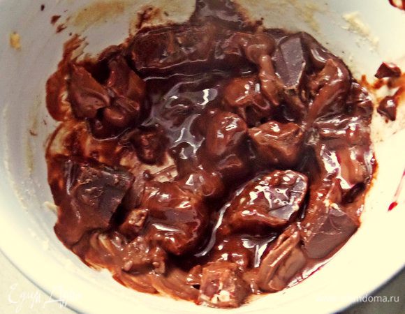 Для глазури топим на водяной бане теперь тёмный шоколад со сливками или молоком.