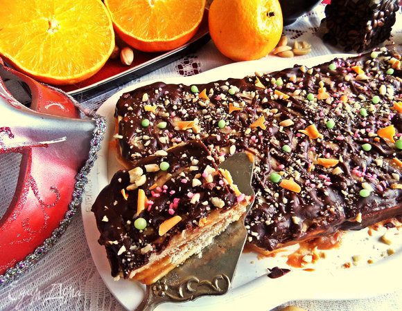 Отправляем в холодильник застыть и потом делим на порции. Удобно разрезать по границам-стыкам печенья.