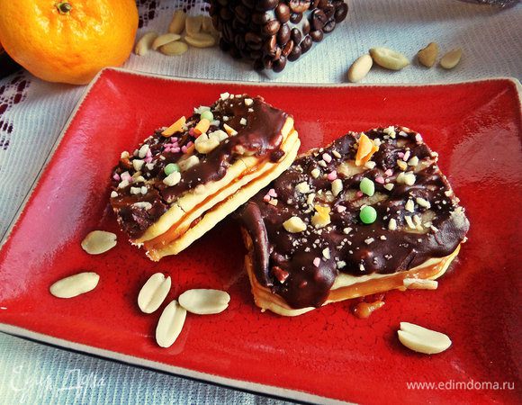 Подаём с крепким чаем или чёрным кофе, так как тортик очень сладкий, хоть и печенье в нём солёное! Тортик для настоящих сладкоежек!