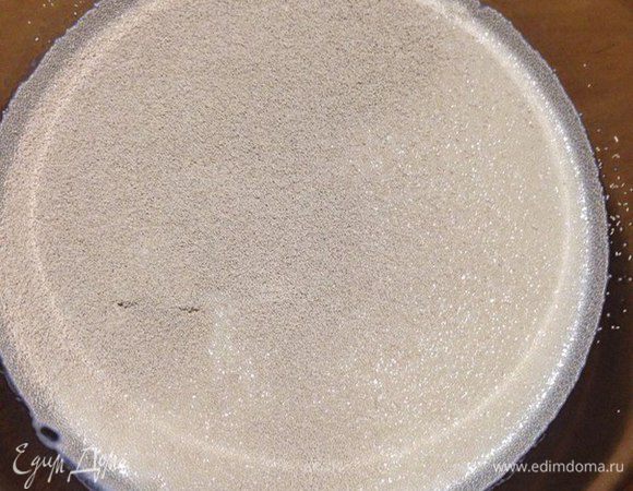 Готовим тесто: в 200 г теплого молока положить столовую ложку белого сахарного песка и дрожжи все размешать до растворения и поставить на 20 минут для активации дрожжей. 