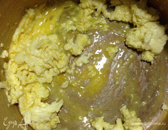 В миску кладем сливочное масло и оставшийся белый сахар, все взбиваем венчиком. Затем по одному яйцу комнатной температуры вбиваем яйцо, тщательно все перемешиваем венчиком. 
В конце добавляем активные уже дрожжи и соль и все опять перемешиваем.
