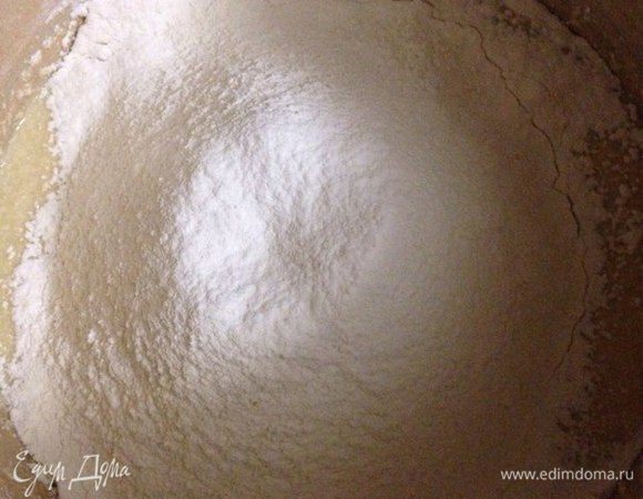 Добавляем просеянную муку и минут 10 вымешиваем не липкое тесто, если тесто липкое, тогда добавляем еще муки.
