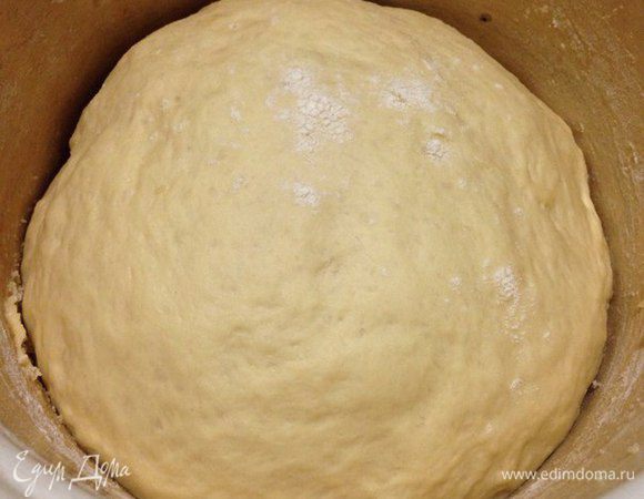 Вымешанное тесто кладем в миску и ставим на один час, накрыв пленкой, что бы оно увеличилось вдвое.
