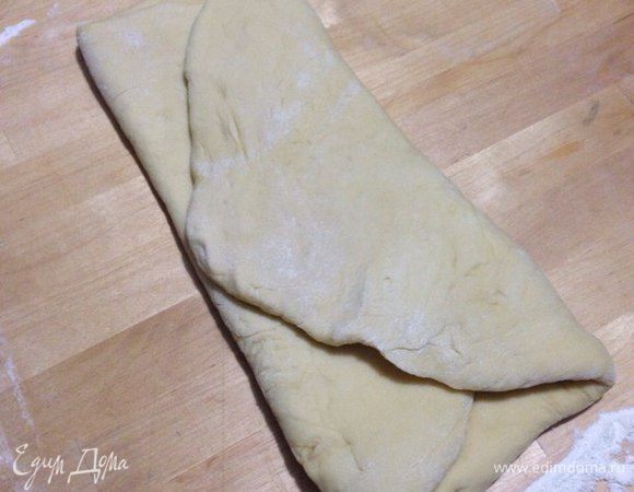 Потом тесто сворачиваем, как на фото, сначала одну сторону к центру, потом вторую сверху.