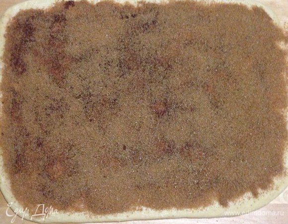 Готовим начинку, смешиваем коричневый сахар и корицу.
Сливочное масло должно быть мягким.  
Равномерно распределяем сливочное мало по раскатанному тесту и сверху корицу с сахаром. Аккуратно сворачиваем рулет. 