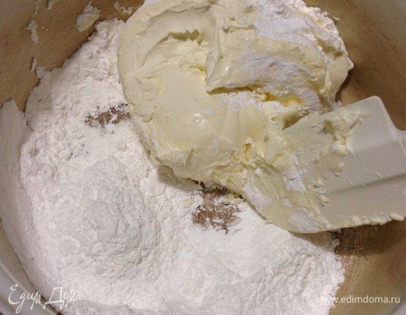 Пока булочки пекутся, готовим крем: все ингредиенты смешиваем блендером. 