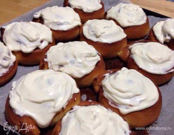 Готовые булочки достаем из духовки и минут через 5 покрываем получившимся кремом. И булочки готовы к употреблению!