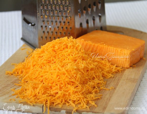 Сыр чеддер натереть на мелкой тёрке.