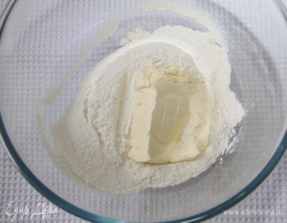 Соединить размягчённое масло и муку, порубить до состояния крошки.