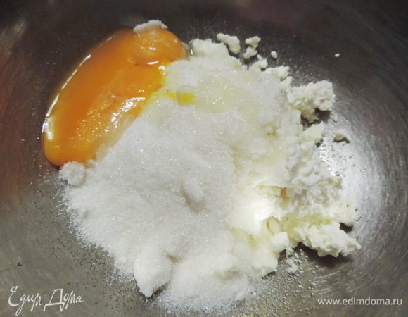 Соединить в миске творог с маргарином (или сливочным маслом), сахаром, ванилином, солью и яичными желтками. Можно вместо двух желтков взять одно небольшое яйцо.