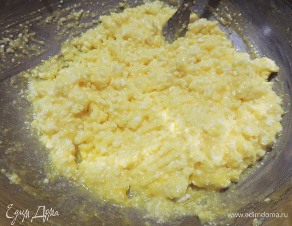 Размять вилкой до однородности.