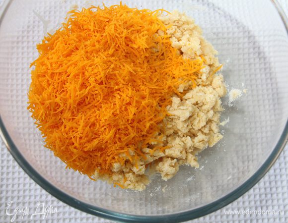 К мучной смеси добавить тёртый сыр.