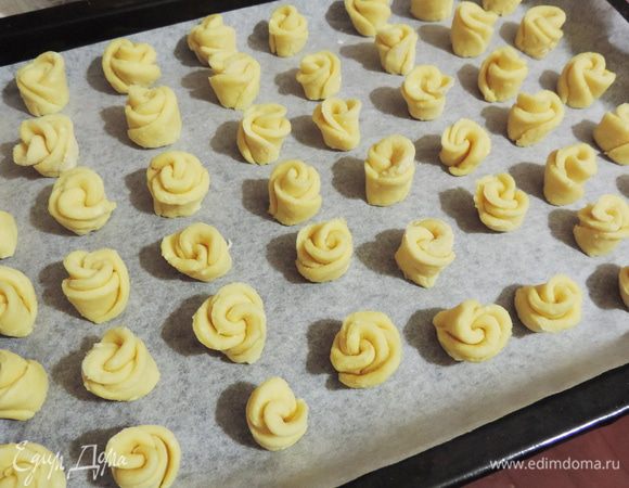 Аналогично сформировать остальные печеньки, выложить их на противень, застеленный пергаментной бумагой.