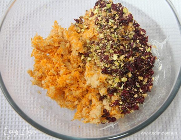 Добавить рубленые фисташки и клюкву.