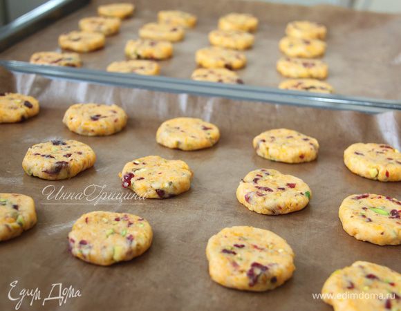 Нарезать из теста шайбочки толщиной 0.5 см, выложить на застеленный противень.