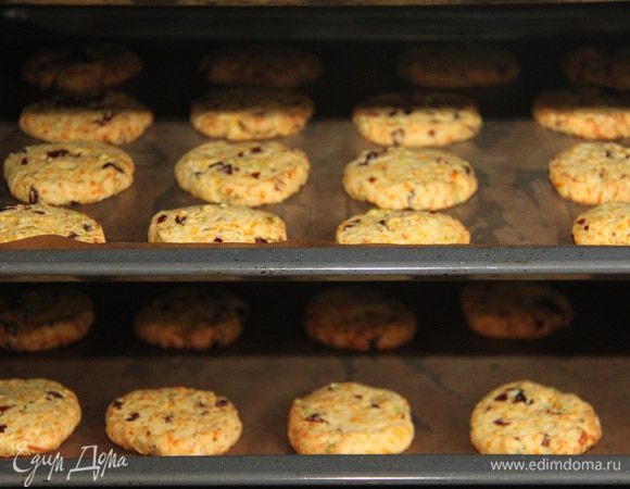 Выпекать при 180°C 10-12 минут. Дать печенью остыть на решётке.