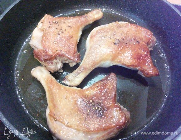 Вымытые и очищенные утиные ножки (можно также приготовить целую утку, разрезав её порционно) обжарить на разогретом масле до золотистого цвета с обеих сторон. Поперчить и посолить. Выложить утку в форму для запекания. 