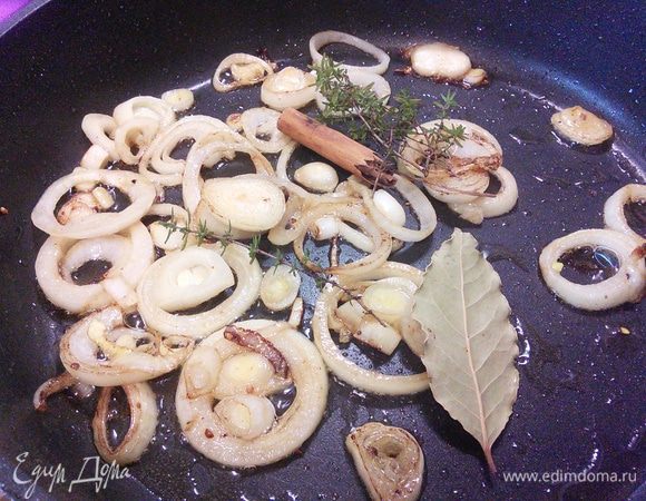 Со сковородки слить жир от жарки утки в отдельную посуду (он нам ещё понадобится), оставив 1-2 ст л на сковороде для обжарки лука. Луковицу крупную порезать на кольца и обжарить на этом жире. Добавить палочку корицы (разломать на половинки), лавровый лист, тимьян. 