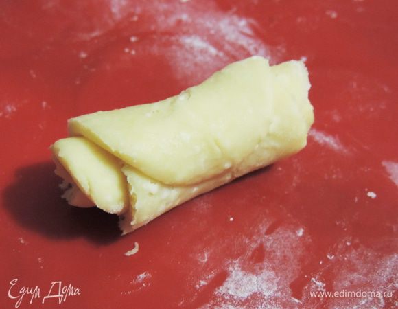 Аккуратно скрутить конструкцию в тугой рулетик.