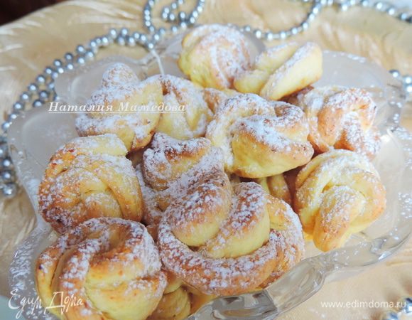 Выпекать печенье в разогретой до 180°C духовке приблизительно 20 минут до аппетитного румяного цвета. Не пересушите! Еще теплые «розочки» можно посыпать сахарной пудрой.