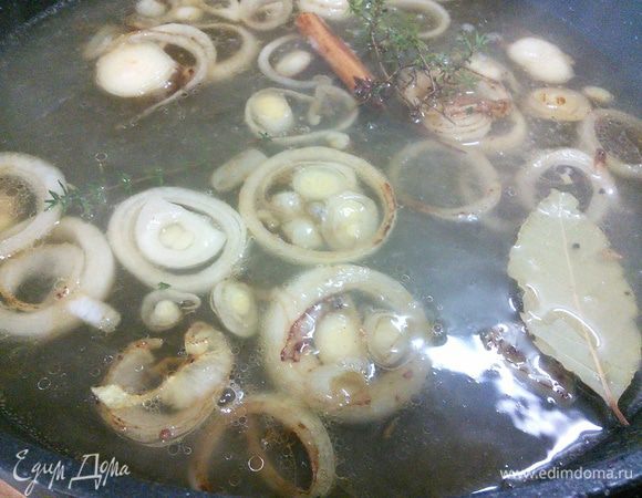 Влить бульон, закипятить. 