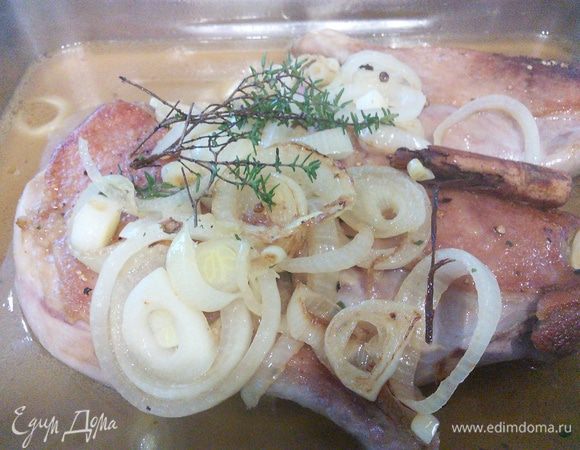 Залить соусом утиные ножки и поставить в разогретую до 180°С духовку на 1 час 15 мин. 