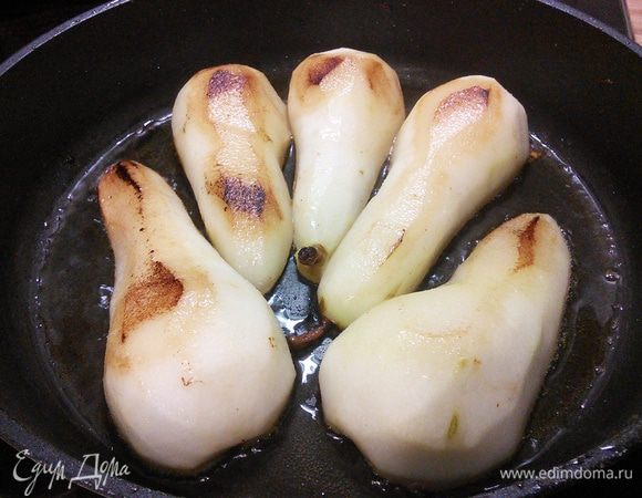 Груши спелые, но плотные очистить от кожуры и сердцевины, разрезав на половинки. Обжарить груши на утином жире до золотистого цвета. 