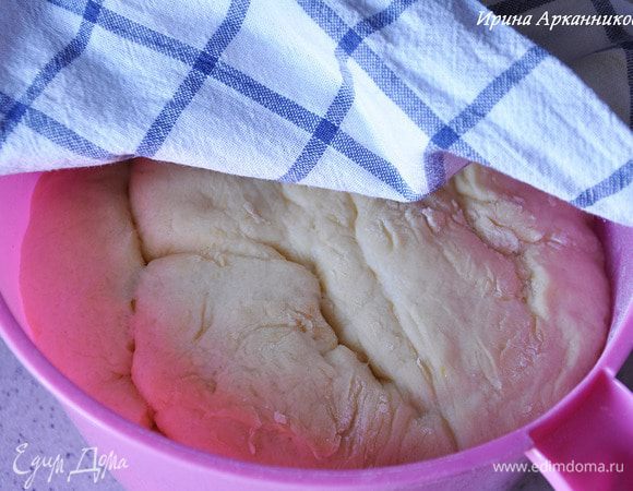 Примерно через час-полтора тесто поднимется в несколько раз. Примять его аккуратно и еще на часик поставить. Мое теплое место — это духовка или СВЧ, разогретые до 60-70°C и выключенные) они долго держат тепло.