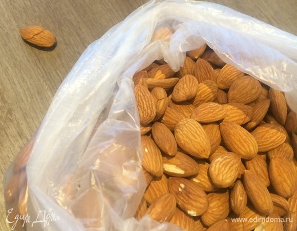 Измельчить миндаль.