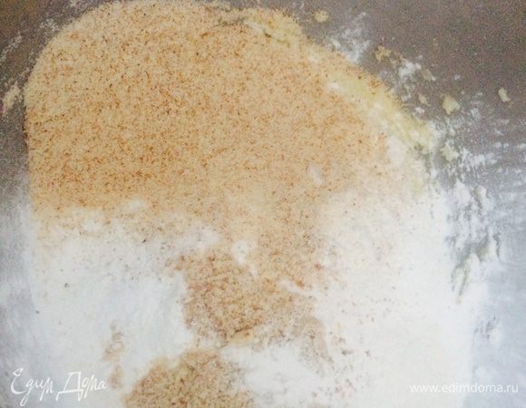 Всыпать муку, миндаль, лимонную цедру, крахмал и добавить яйцо.