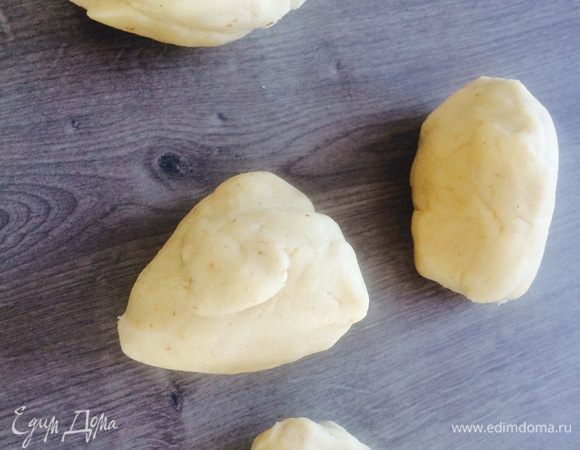 Разделить тесто на 4 части, сформировать лепешки толщиной 1 см.