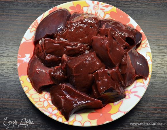 Говяжью печень промыть, очистить от жира и прожилок и нарезать на кусочки.