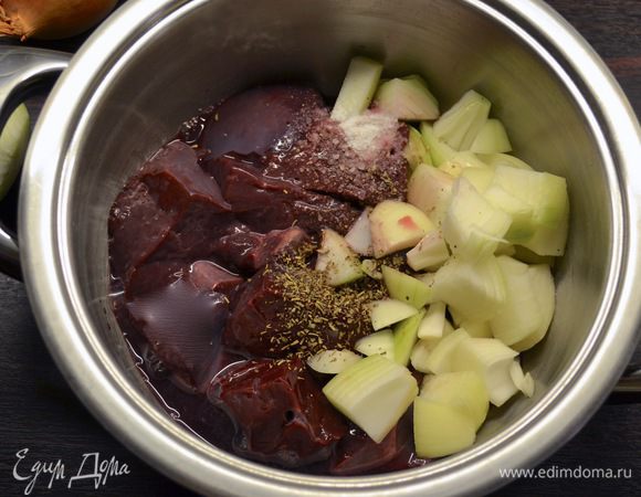 Лук очистить и тоже порезать покрупнее. В сотейник положить печень, лук, лавровый лист, красное сухое вино, смесь прованских трав, соль и перец. Залить всё бульоном (или водой).