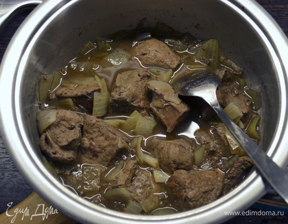 Поставить на огонь, довести до кипения и варить на слабом огне до готовности, около 20 минут. Готовую печень снять с огня и дать немного остыть.