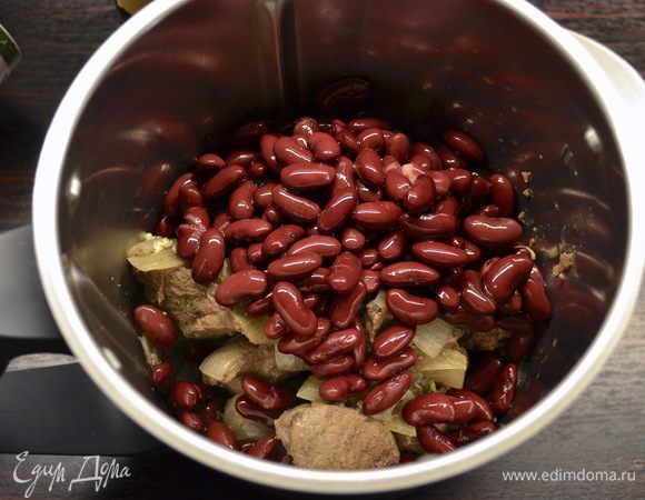 Тем временем промыть фасоль (если используете, как и я, консервированную фасоль). Если фасоль будете варить сами, то используйте 80 г сухой фасоли (варить как обычно). В чашу блендера положить печень, добавить фасоль и чеснок (по желанию). Взбить, измельчить всё до однородности.