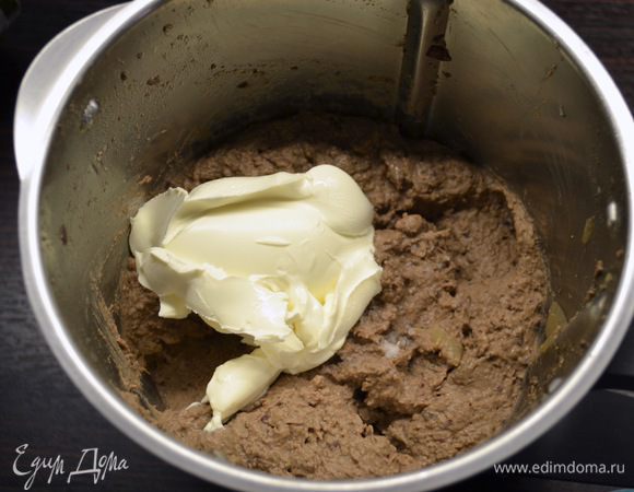 Затем добавить сливочный сыр и еще раз всё тщательно измельчить. Проверить паштет на соль.