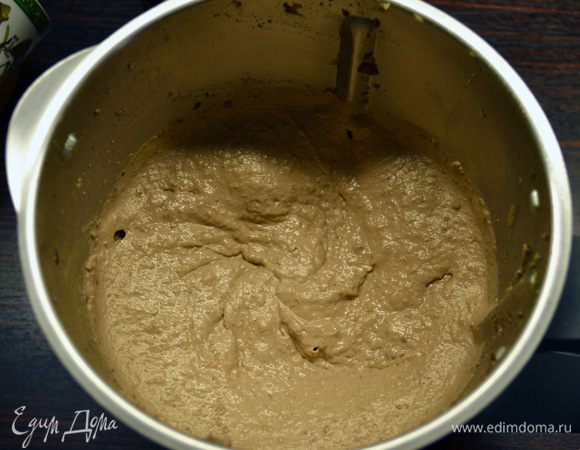 При необходимости и по желанию, для придания паштету желаемой консистенции, можно добавить пару ложек бульона от варки печени. Я этого не делала.