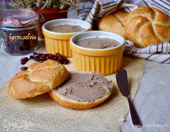 Разложить паштет по баночками или рамекинам. Перед подачей на стол хранить в холодильнике. Вкусный и нежный паштет готов!