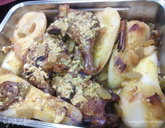 Достать форму из духовки, ореховую смесь осторожно вмешать в образовавшийся соус, выложить груши, изюм. Посолить и поперчить по вкусу. Возвратить форму в духовку на 15 минут или до готовности мяса. 
