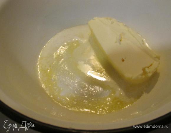 Растопить сливочное масло на маленьком огне. Остудить.