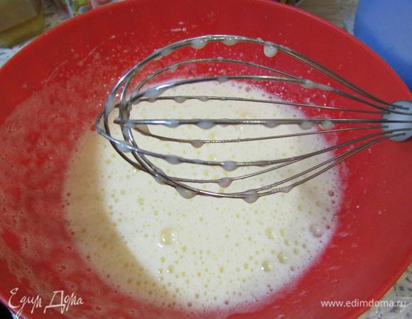 В миске взбить яйца с сахаром до состояния кремовой массы. Масса должна немного увеличиться в объеме.