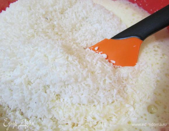 Добавить кокосовую стружку и ванилин (можно ванильный сахар), аккуратно перемешать.