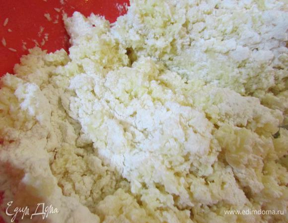 Всыпать просеянную муку и разрыхлитель.
