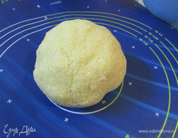 Замесить мягкое тесто.