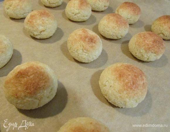 Выпекать шарики в разогретой духовке (180°C), до слегка румяной корочки (примерно 15 минут). Печенье остудить.
