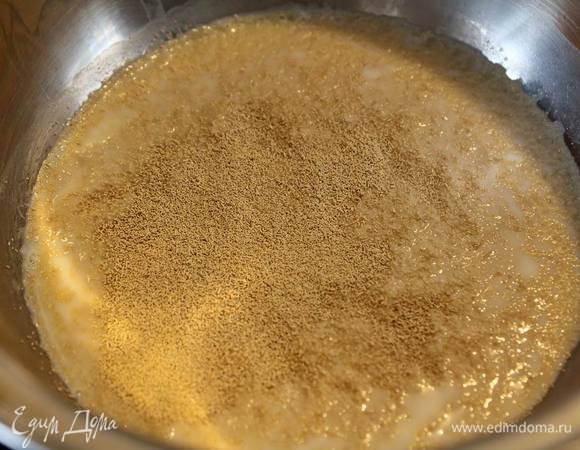 Дрожжи залить теплым молоком и поставить в теплое место, чтоб они "проснулись".