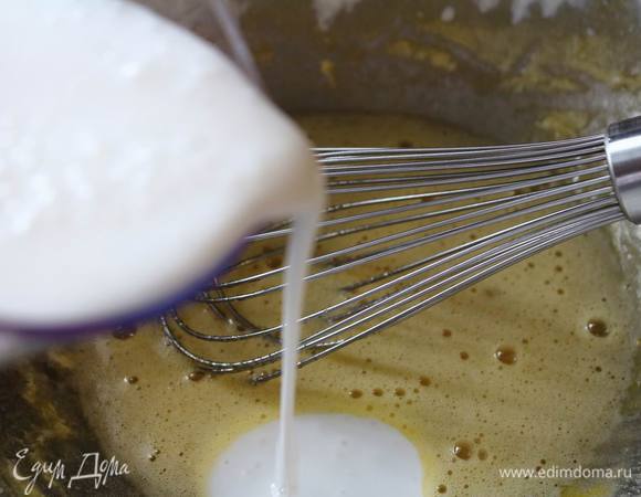 2 яйца размешиваем с сахаром и солью, вливаем кефир и снова размешиваем. Половину сливочного масла растапливаем и добавляем в тесто.